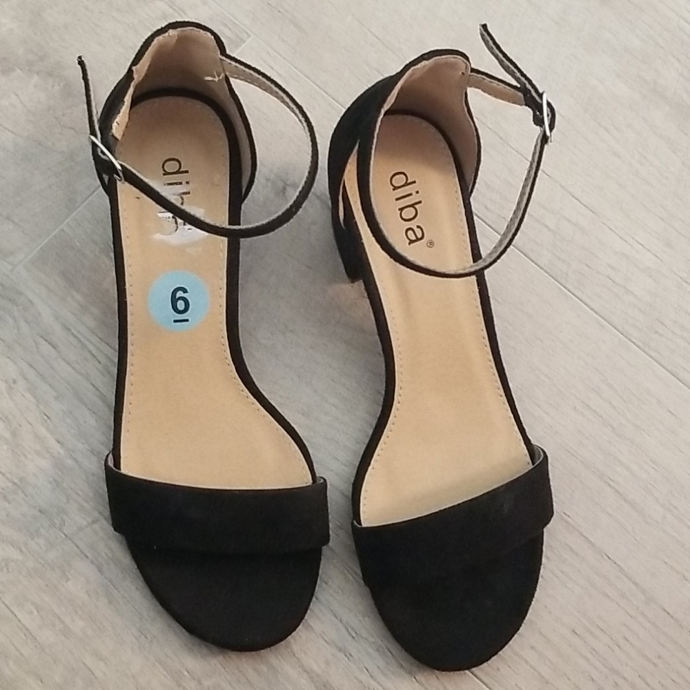 Diba short heel shoes and it got ripped alittle